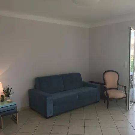 Sleeps 4 Air Con Wifi